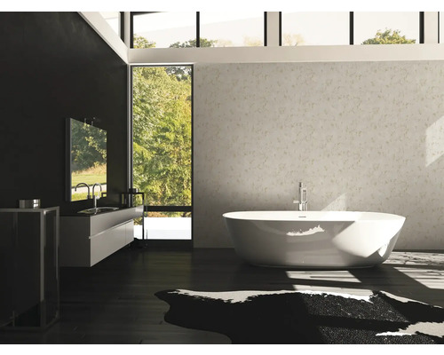 Badezimmer mit Badewanne, Waschtisch und großem Fenster