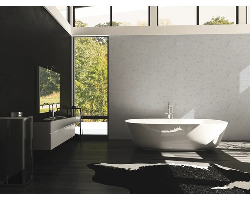 Badezimmer mit Badewanne, Waschtisch und großem Fenster