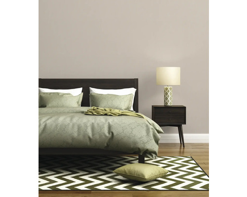 Chambre avec lit, lampe de chevet et tapis à chevrons