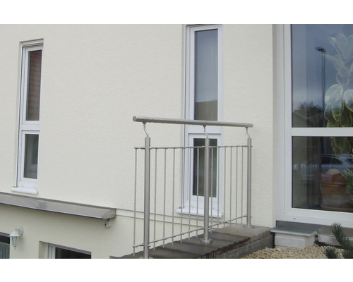 Garde-corps en acier inoxydable devant une maison d''habitation