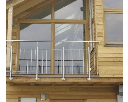 Balcon avec revêtement en bois et garde-corps en acier inoxydable