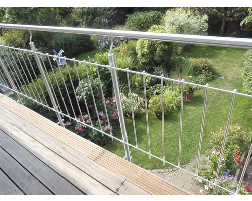 Balcon avec rambarde et vue sur un jardin