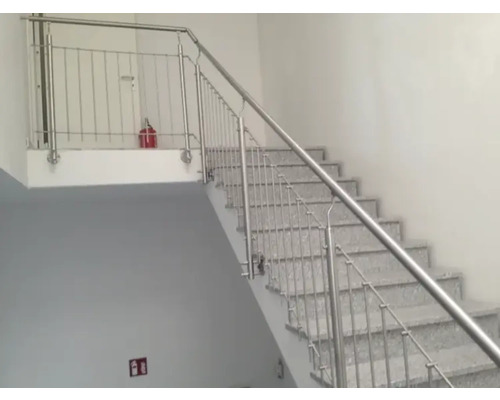 Escalier avec rampe en acier inoxydable dans un bâtiment