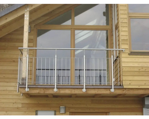 Balcon avec garde-corps en acier inoxydable sur une maison en bois