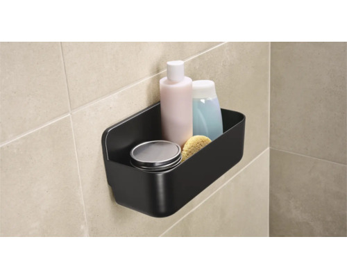 Schwarzes Badezimmerregal mit Pflegeprodukten an der Wand