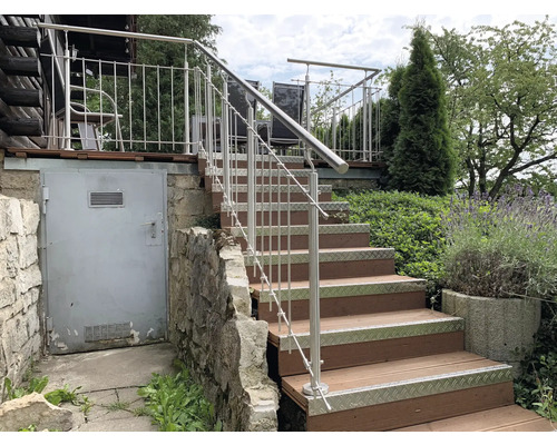 Escalier extérieur avec rampe en acier inoxydable et marches marron