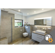 Modernes Badezimmer mit Dusche, Toilette, Waschtisch und Spiegel