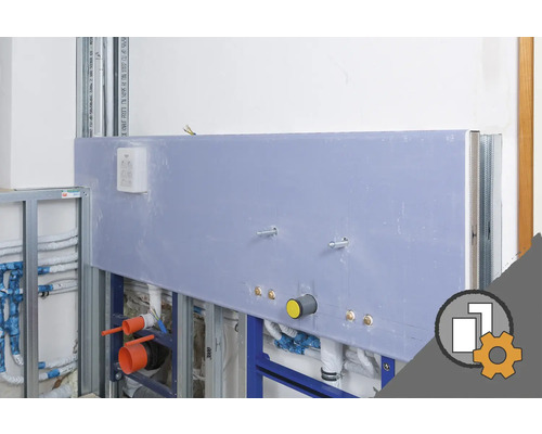 Vorwandinstallation im Badezimmer mit Trockenbauwand und Sanitärinstallationen