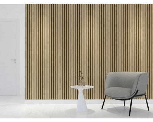 Raumansicht mit Wandpaneelen, Sessel und Tisch