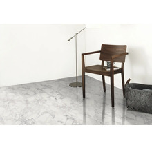 Pièce claire avec sol imitation marbre, chaise en bois, lampadaire et panier