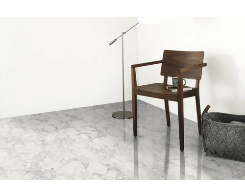 Pièce claire avec sol imitation marbre, chaise en bois, lampadaire et panier