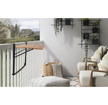 Balkon mit Klapptisch, Stühlen und Pflanzen