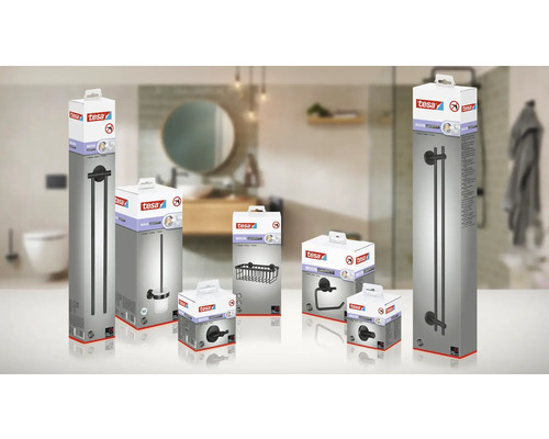 Auswahl an Tesa Moon Badaccessoires in Produktverpackungen vor einem Badezimmerhintergrund.