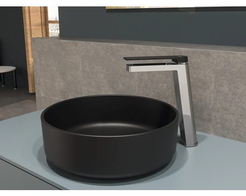 Vasque à poser noire avec robinet chromé dans la salle de bains