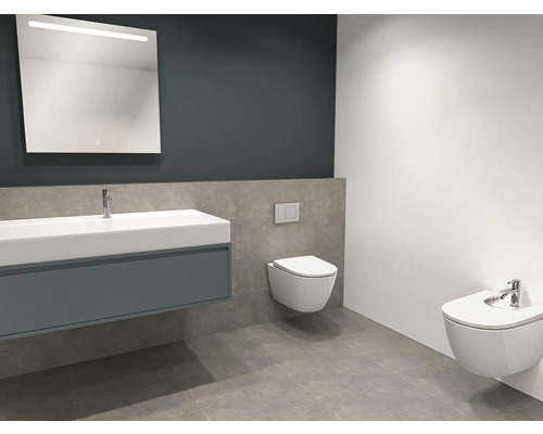 Salle de bains moderne avec meuble-lavabo, miroir éclairé, WC suspendu à fond creux et bidet.