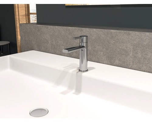 Un robinet est installé sur un lavabo.