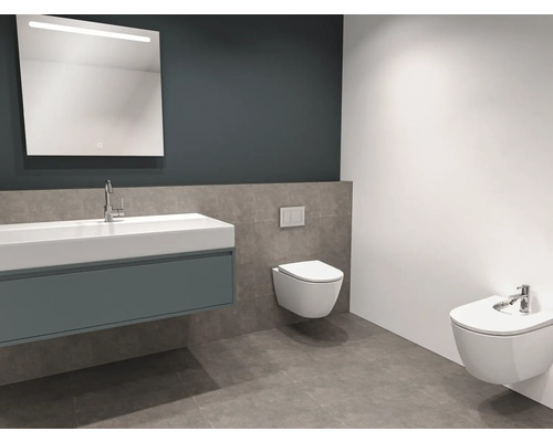 Salle de bain moderne avec lavabo, miroir, WC et bidet