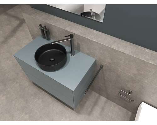 Salle de bains moderne avec meuble-lavabo, vasque à poser, robinetterie, porte-serviettes et porte-papier toilette.