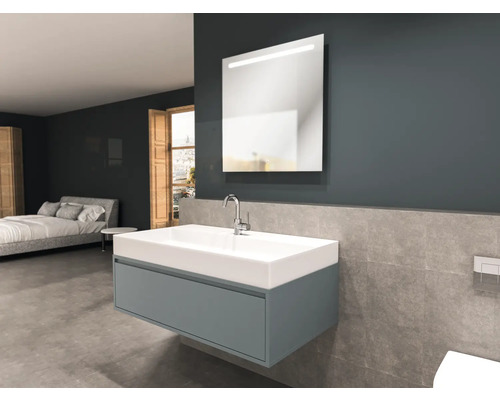 Salle de bain avec lavabo, miroir et lit