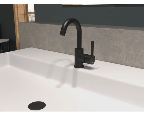 Mitigeur de lavabo noir sur un lavabo blanc