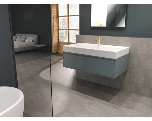 Salle de bain moderne avec meuble sous-lavabo, miroir et carrelage