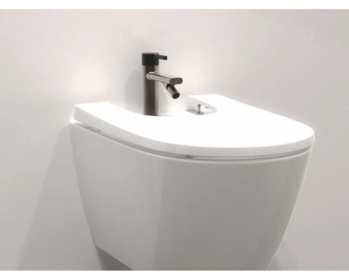 Bidet suspendu avec robinet pour l''hygiène personnelle