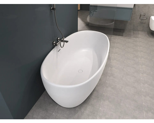 Freistehende Badewanne mit Armatur in einem Badezimmer