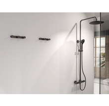 Vue de salle de bains avec ensemble de douche et deux porte-serviettes au mur