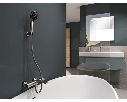 Badezimmer mit Armatur, Handbrause und Badewanne