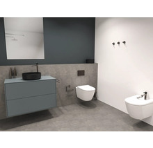 Salle de bain moderne avec meuble-lavabo, miroir, toilettes et bidet.