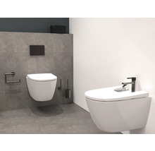 Salle de bains moderne avec WC et bidet suspendus, robinetterie et accessoires assortis.