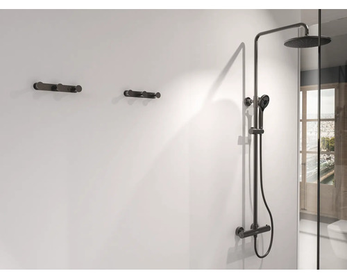 Vue de salle de bains avec robinetterie de douche et deux porte-serviettes