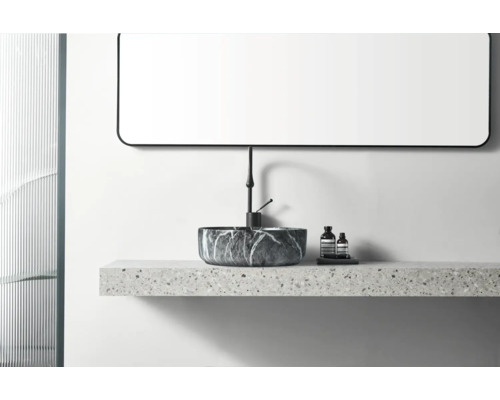 Salle de bain moderne avec lavabo en marbre, robinet et miroir