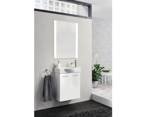 Salle de bains avec meuble sous-lavabo, miroir avec éclairage et porte-serviettes