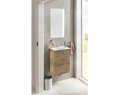 Salle de bains avec lavabo, miroir, distributeur de savon et porte-serviettes mural