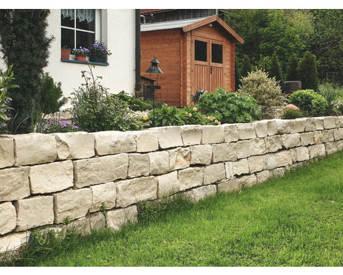 Mur de jardin en pierres naturelles avec pelouse