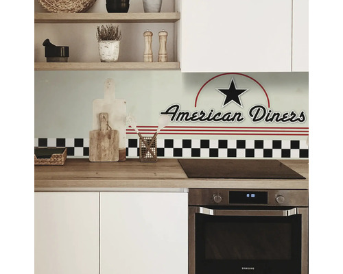 Küchenszene mit American Diners Motiv, Schachbrettmuster und Küchenutensilien