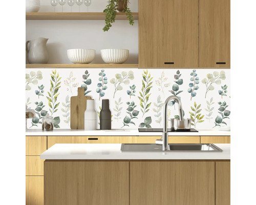 Scène de cuisine avec plan de travail, évier et crédence imprimée avec des motifs de plantes.