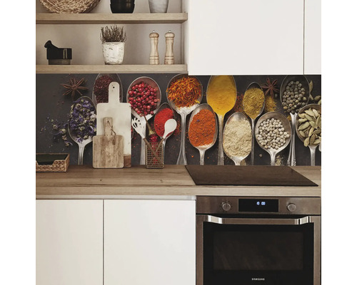 Küchenszene mit Küchenrückwand mit Gewürzmotiv