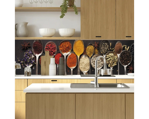 Küchenszene mit Gewürzen in Löffeln als Wanddekoration