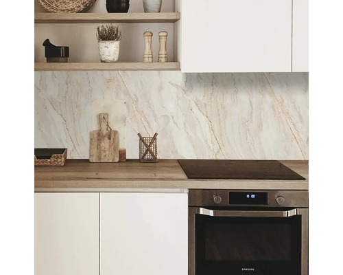 Küchenszene mit Marmor Wandpaneelen, weißen Schränken und Holzarbeitsplatte