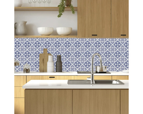 Küchenszene mit blau-weiß gemusterten Fliesenaufklebern als Spritzschutz