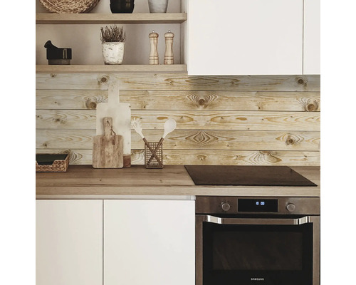 Küchenszene mit Holzwandpaneelen, Arbeitsplatte und Einbauherd