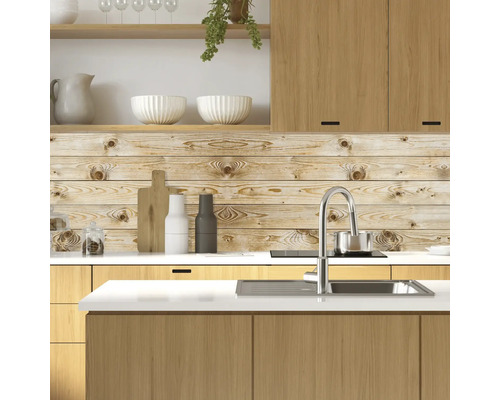 Küchenszene mit Holzelementen, Spüle, Armatur und verschiedenen Küchenutensilien.