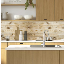 Scène de cuisine avec évier, robinet, plaque de cuisson, ustensiles de cuisine et éléments en bois