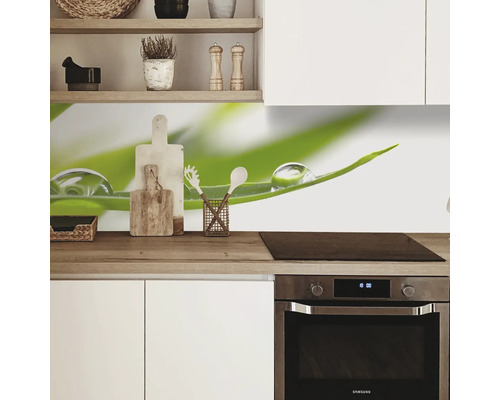 Crédence de cuisine avec motif de gouttes d''eau dans une cuisine moderne.