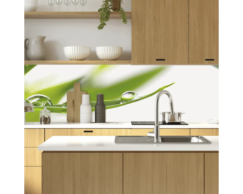 Scène de cuisine avec évier, plan de travail et crédence avec des gouttes d''eau sur une feuille