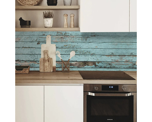 Cuisine claire avec plan de travail en bois et décoration devant une crédence aspect bois