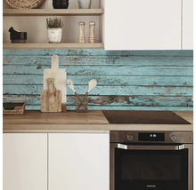 Scène de cuisine avec panneau mural aspect bois bleu au-dessus du plan de travail