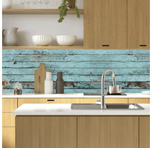 Scène de cuisine avec évier, robinet et décoration devant un revêtement mural aspect bois